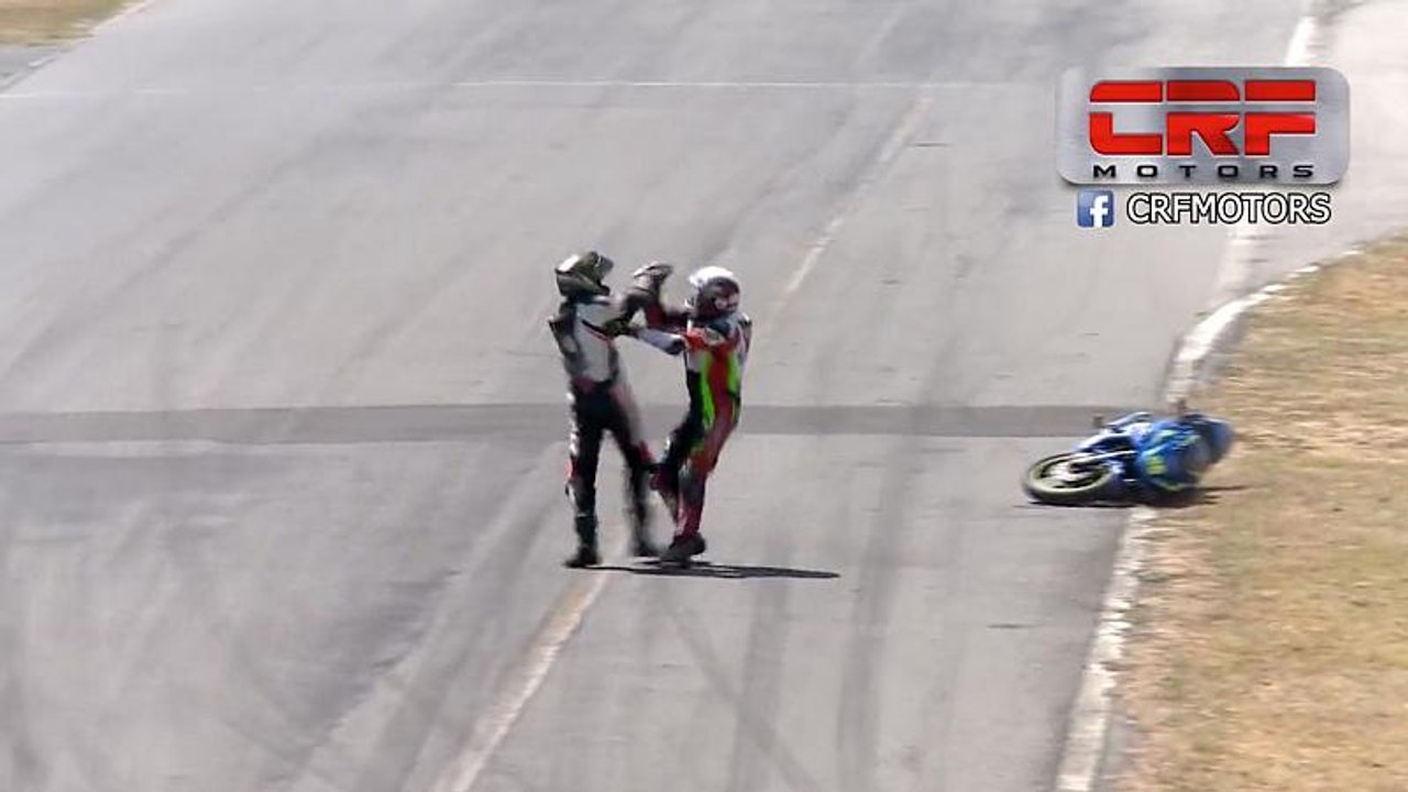 Costa Rica: Rennfahrer raufen sich auf Rennstrecke