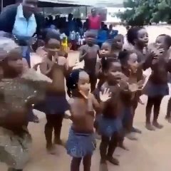 Les enfants sur cette vidéo ont de supers déhanchés. Admirez !