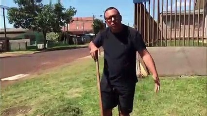 Vereador instala placa que havia caído no Bairro Cataratas