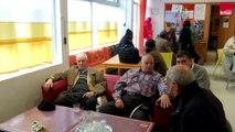 Les vieux chibanis dans le café social de Belleville à Paris