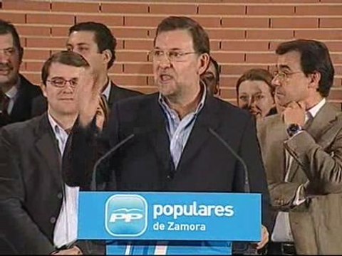 Rajoy: Hay que espabilar y dar puñetazos