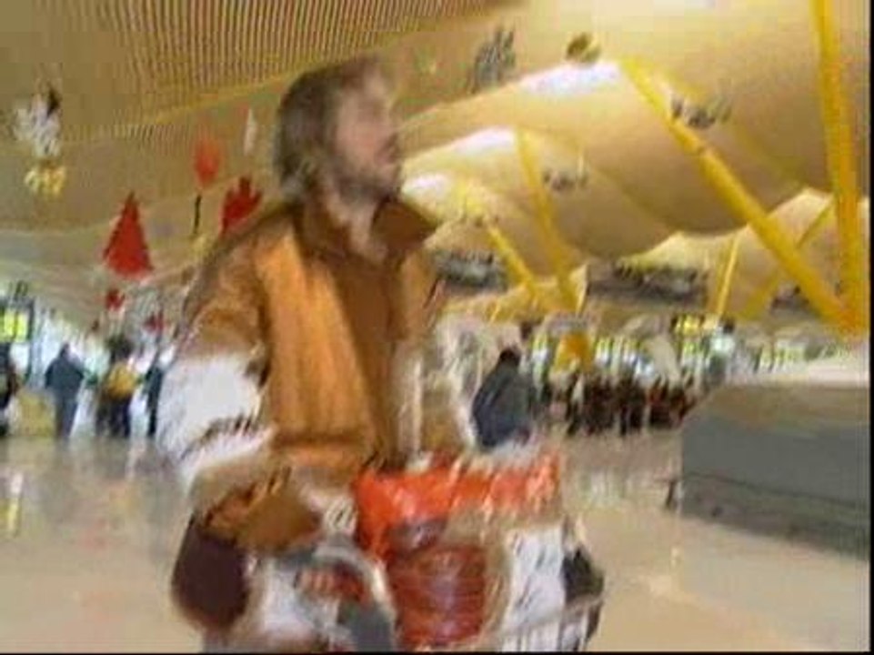 Buscando a su perro en Barajas