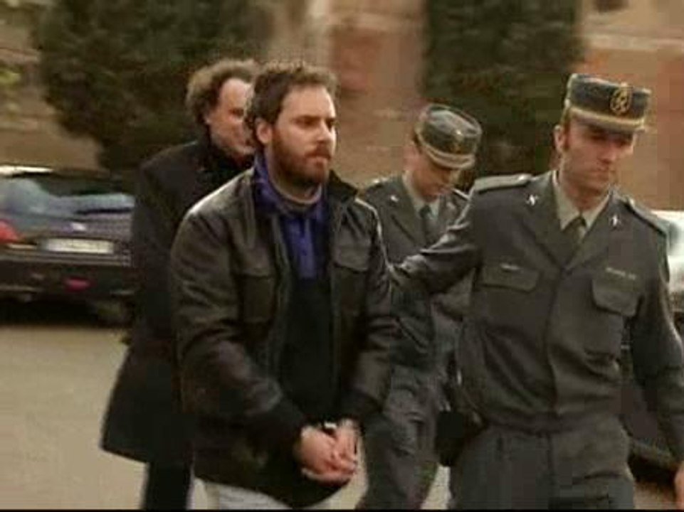 En libertad con cargos