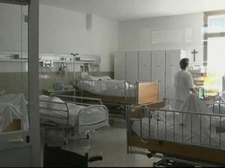 Télécharger la video: El gobierno italiano prohíbe a los centros sanitarios interrumpir la alimentación a pacientes