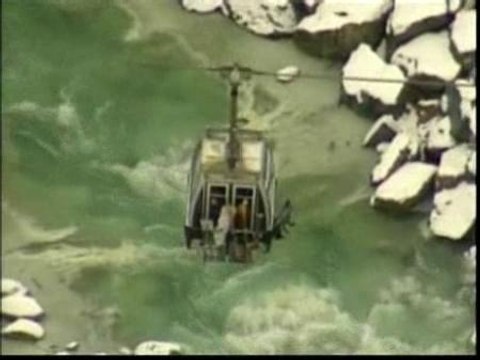 Colgados dentro de la cabina de un teleférico