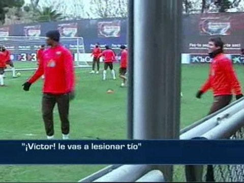 Bromas en el entrenamiento del Barça por la dureza de las entradas a Messi