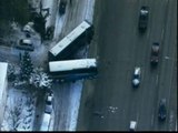 Dos autobuses cuelgan de un puente tras sufrir un accidente