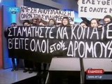 Jóvenes griegos asaltan un canal de televisión