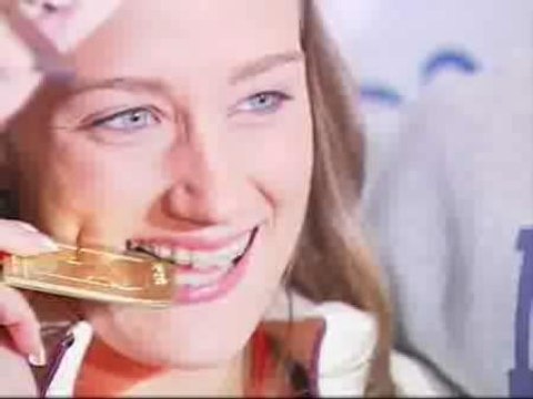 Mireia Belmonte ya está en Barcelona con su oro y su récord