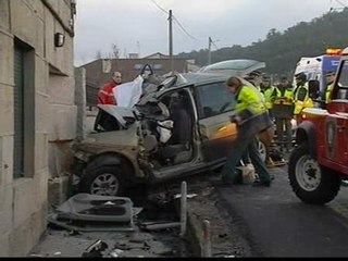 Fallece en el acto un joven en Pontevedra al empotrarse contra una casa