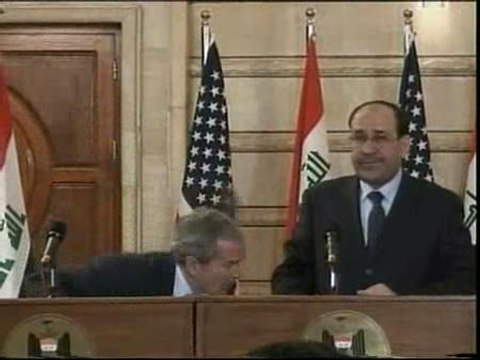 Un periodista arroja sus zapatos contra Bush