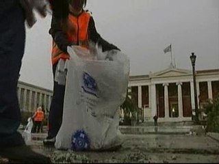 Grecia limpia los restos de la revuelta