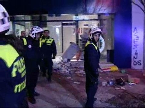 La calle Montera amanece con el mobiliario urbano y una comisaría destrozada