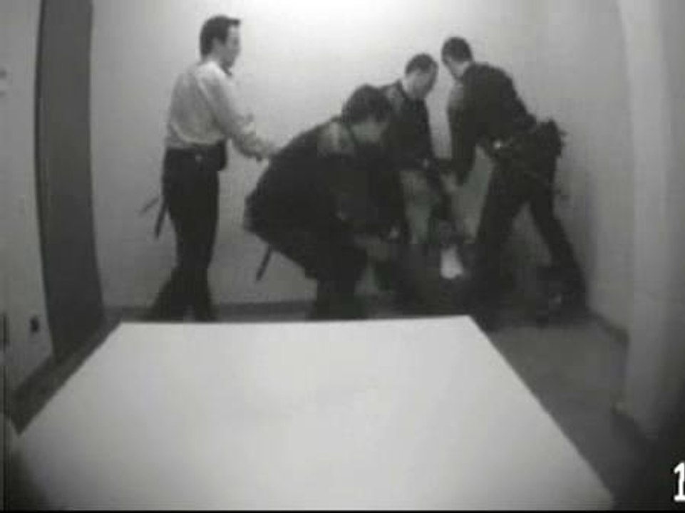 Seis años de cárcel para tres 'mossos' por torturar