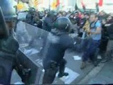 Los mossos cargan contra los estudiantes en Barcelona