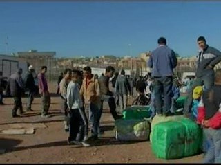 Télécharger la video: Una mujer marroquí muere aplastada cuando trataba de cruzar la frontera hacia Melilla