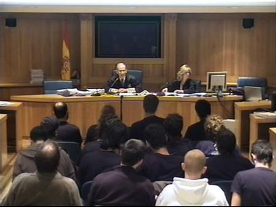 Declaran los 16 imputados por quemar fotografías del Rey