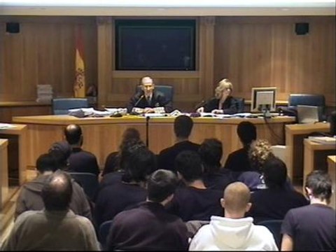 Declaran los 16 imputados por quemar fotografías del Rey