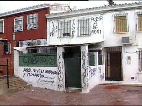 Pintadas en la casa de un pederasta
