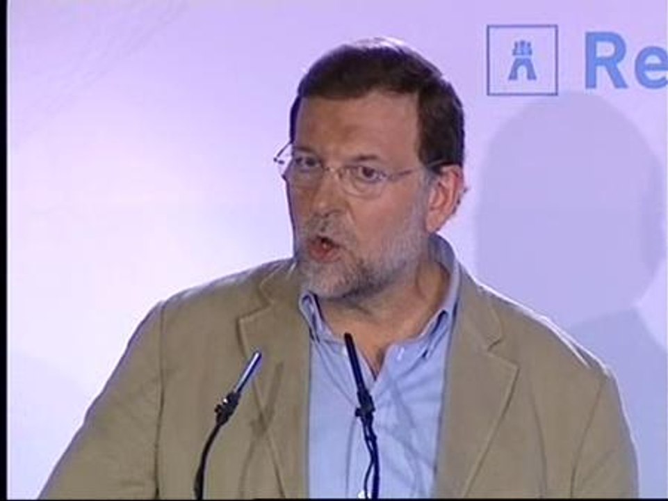 Rajoy asegura que los presupuestos "apoyados por el PNV y el BNG a cambio de migajas" no ayudarán a la crisis