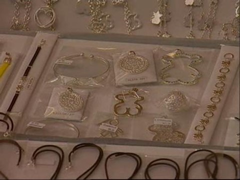 La Policía detiene a 22 personas e interviene casi 17.000 joyas falsas