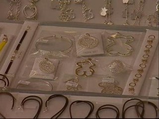La Policía detiene a 22 personas e interviene casi 17.000 joyas falsas