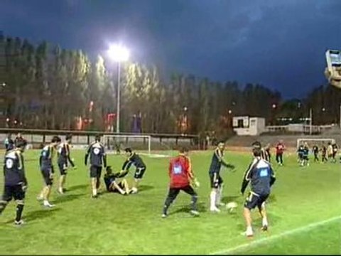 Cientos de aficionados acuden al entrenamiento de la selección