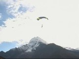 El primer salto en paracaídas desde el Everest