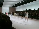 Valentino presenta en París su nueva colección elegante y llena de color