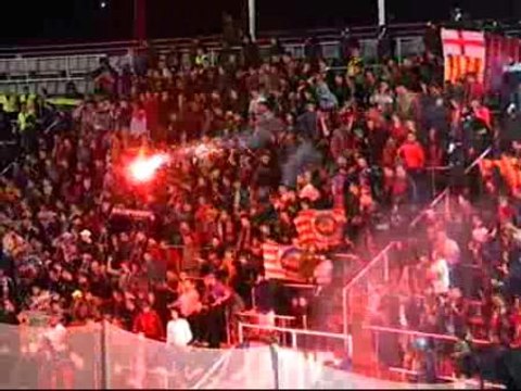 Imágenes del lanzamiento de bengalas en las gradas de Montjuic