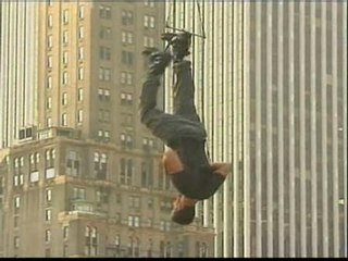 El mago David Blaine colgado por los pies