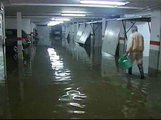 Bomberos y vecinos achican agua en Sueca