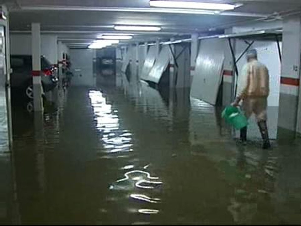 Bomberos y vecinos achican agua en Sueca