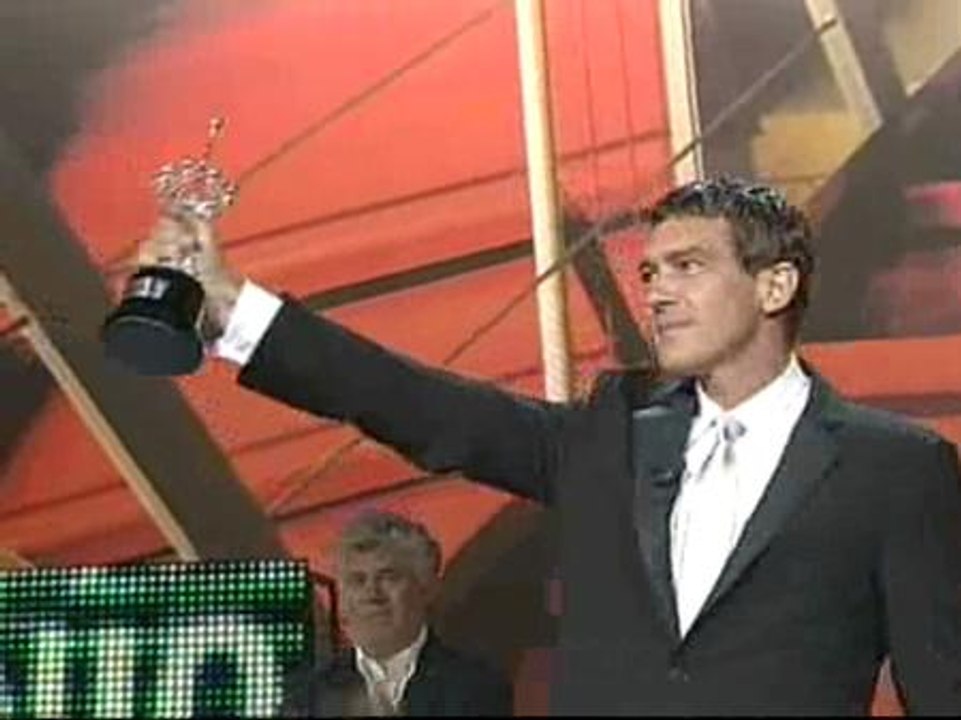 Banderas recibe el premio Donostia de manos de Almodóvar
