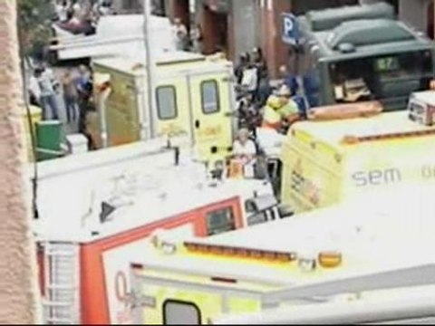 Flores y velas para recordar a las atropelladas por un autobús en El Carmel