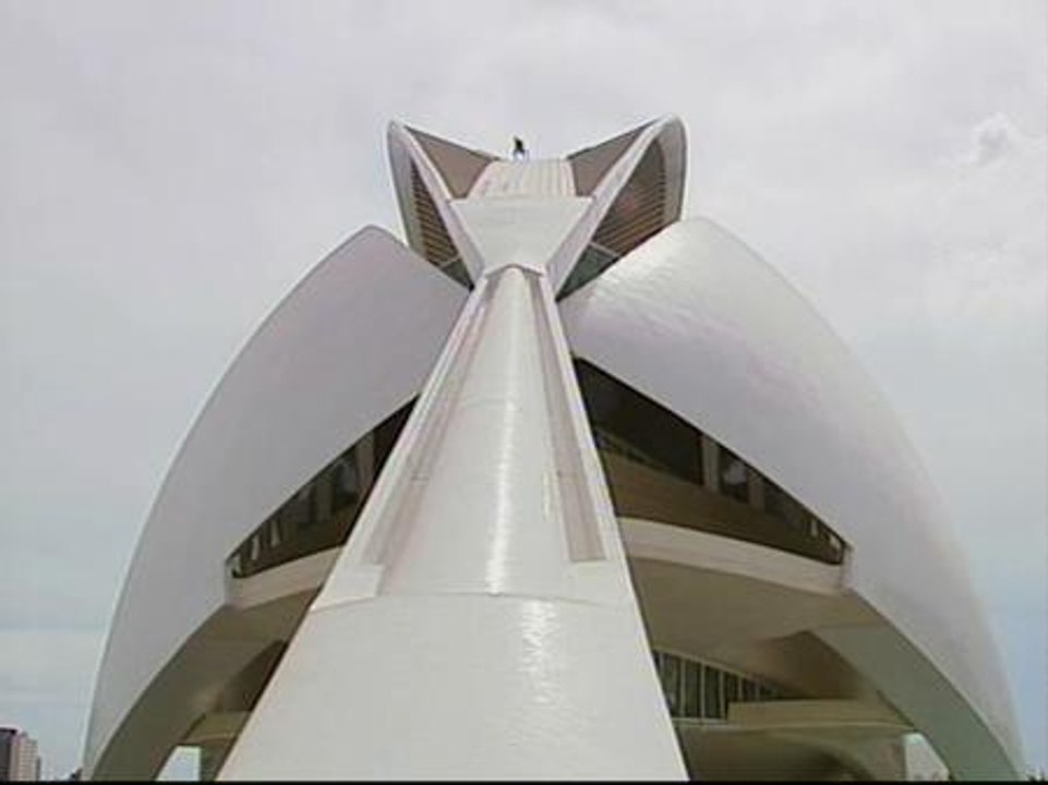 Expertos en alpinismo y escalada limpian los cristales del Palau de les Arts de Valencia