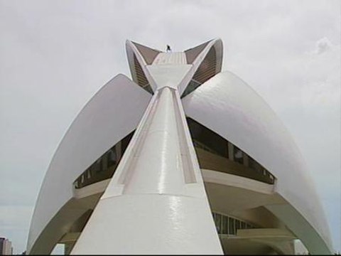Expertos en alpinismo y escalada limpian los cristales del Palau de les Arts de Valencia