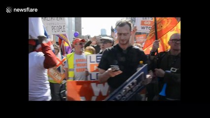 Furious Brexiteers 'storm' Parliament as UK fails to leave EU