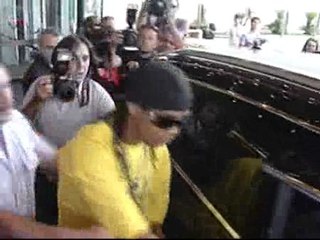 Ronaldinho vuelve a Barcelona para ver dónde está su futuro