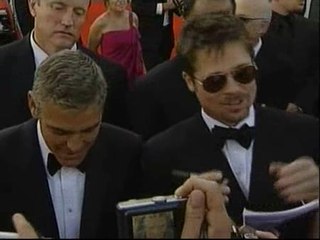 Pitt y Clooney acaparan la atención en la Mostra