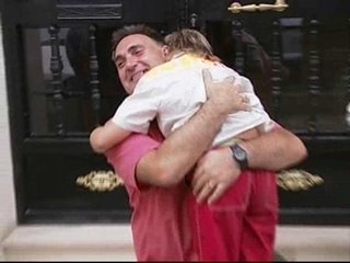 Una jueza ordena que un niño sea entregado a su padre, condenado por maltratos