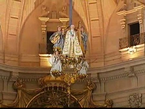 Elche se vuelca en la celebración de su misteri e incorpora niños ecuatorianos