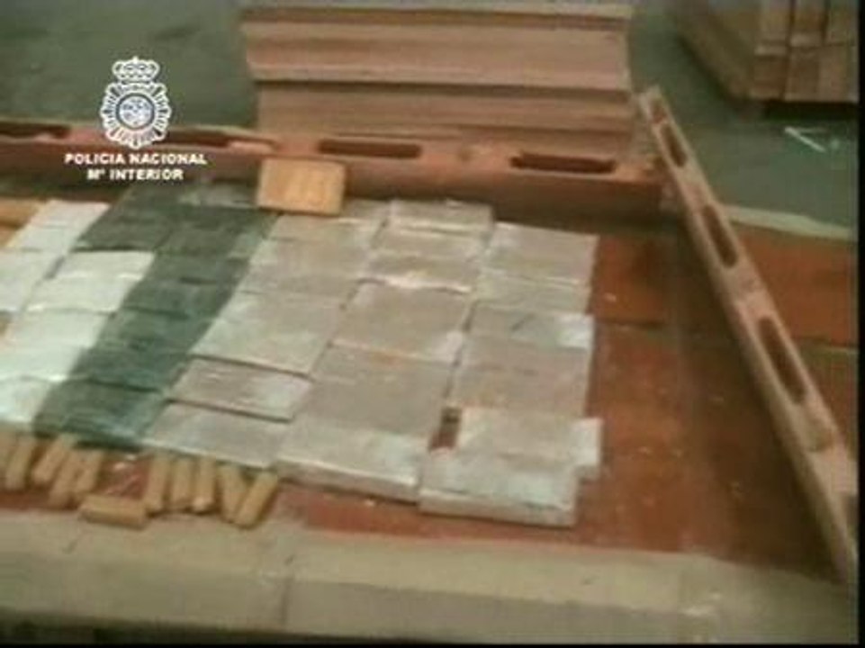 Localizan en el puerto de Valencia 318 kilos de cocaína camuflada en muebles rústicos