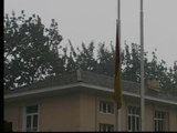 La bandera española ondea a media asta en la embajada de Pekín