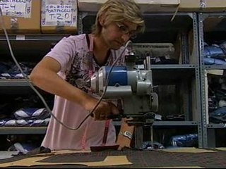 Las familias comienzan a comprar los uniformes de los escolares