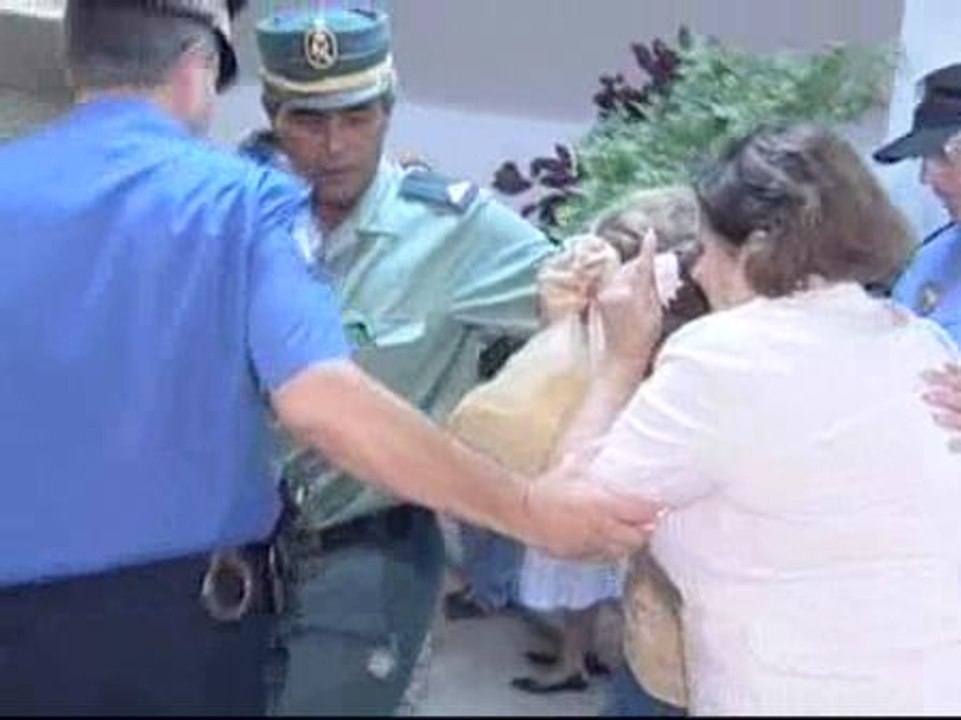 Familiares desesperados esperan noticias en los aeropuertos de Gran Canaria y Barajas