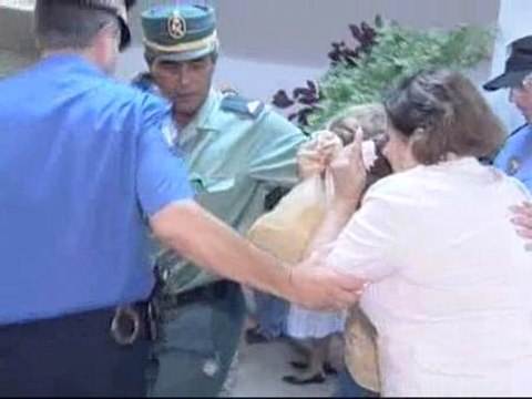 Familiares desesperados esperan noticias en los aeropuertos de Gran Canaria y Barajas