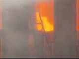 Un incendio arrasa por completo una fábrica de muebles en Ourense