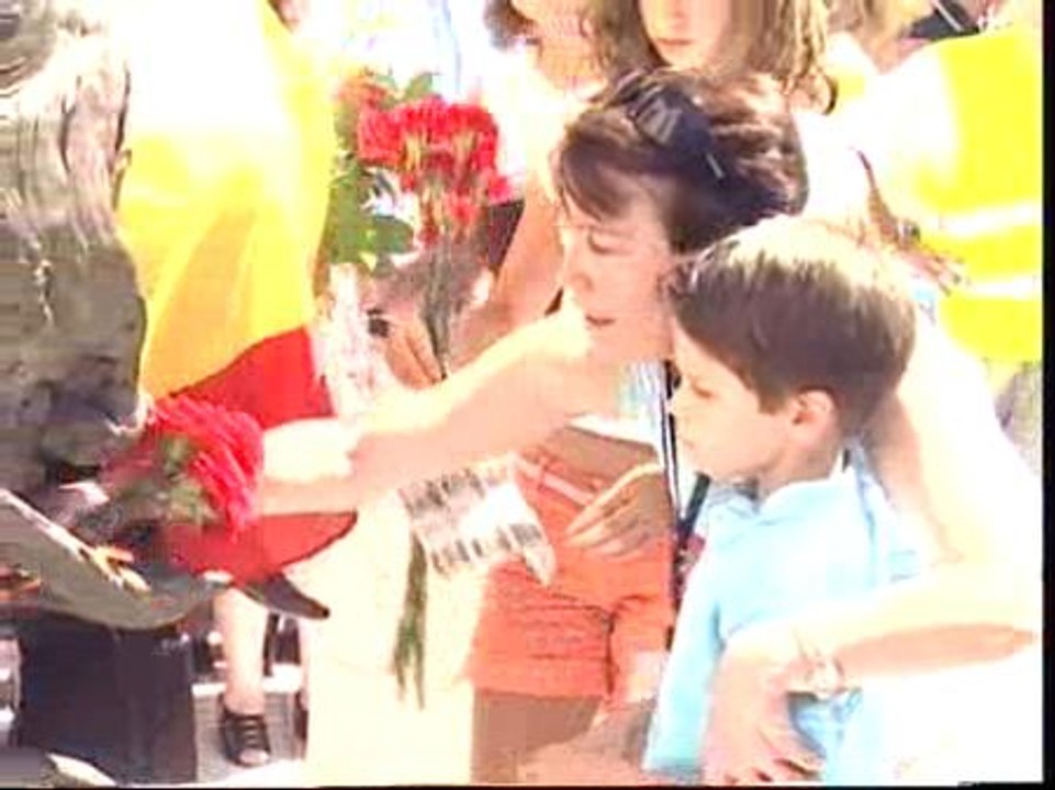 Flores y consignas contra Zapatero en el homenaje de la AVT a las víctimas de De Juana