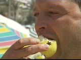 El Ministerio de Medio Ambiente reparte fruta en las playas de Alicante, Málaga, A Coruña e Ibiza